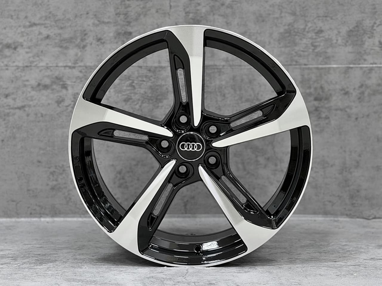 Audi Audi 18 RS7